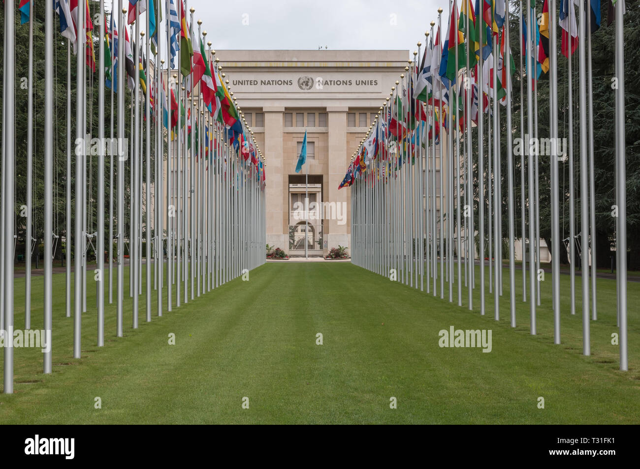 Ginevra, Svizzera - Luglio 1, 2017: bandiere nazionali all'ingresso nella sede delle Nazioni Unite a Ginevra, Svizzera. L Organizzazione delle Nazioni Unite è stata fondata a Ginevra ho Foto Stock