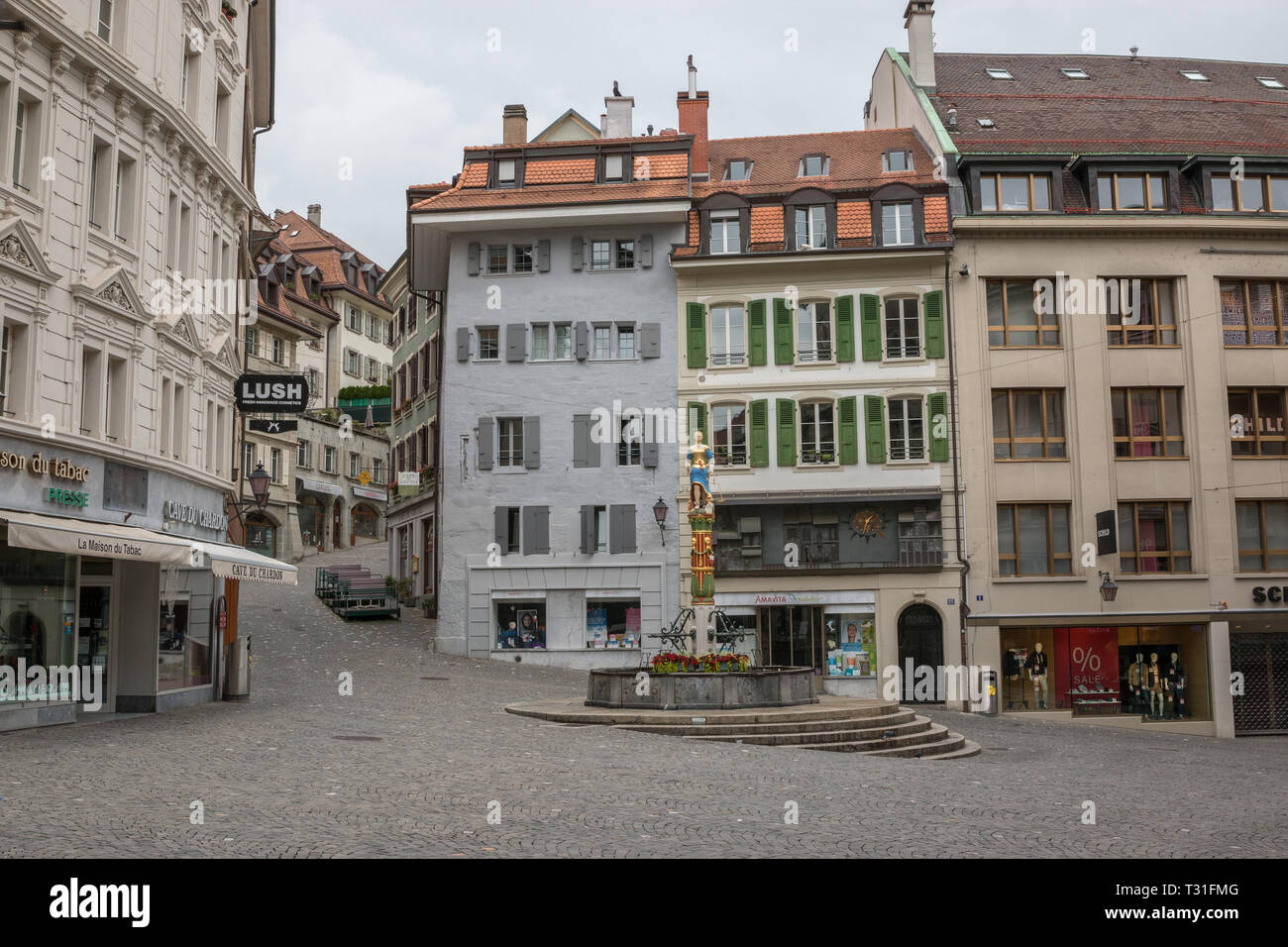 Losanna, Svizzera - Luglio 2, 2017: a piedi attraverso vecchi edifici nel centro storico della città di Losanna. Paesaggio estivo, sunshine meteo, cielo blu e Foto Stock