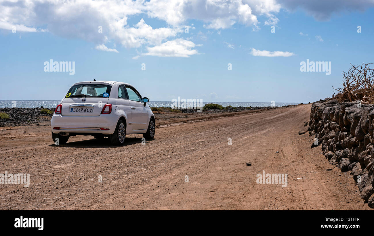 Alla guida di una Fiat 500 sulle strade sterrate di Fuerteventura Foto Stock