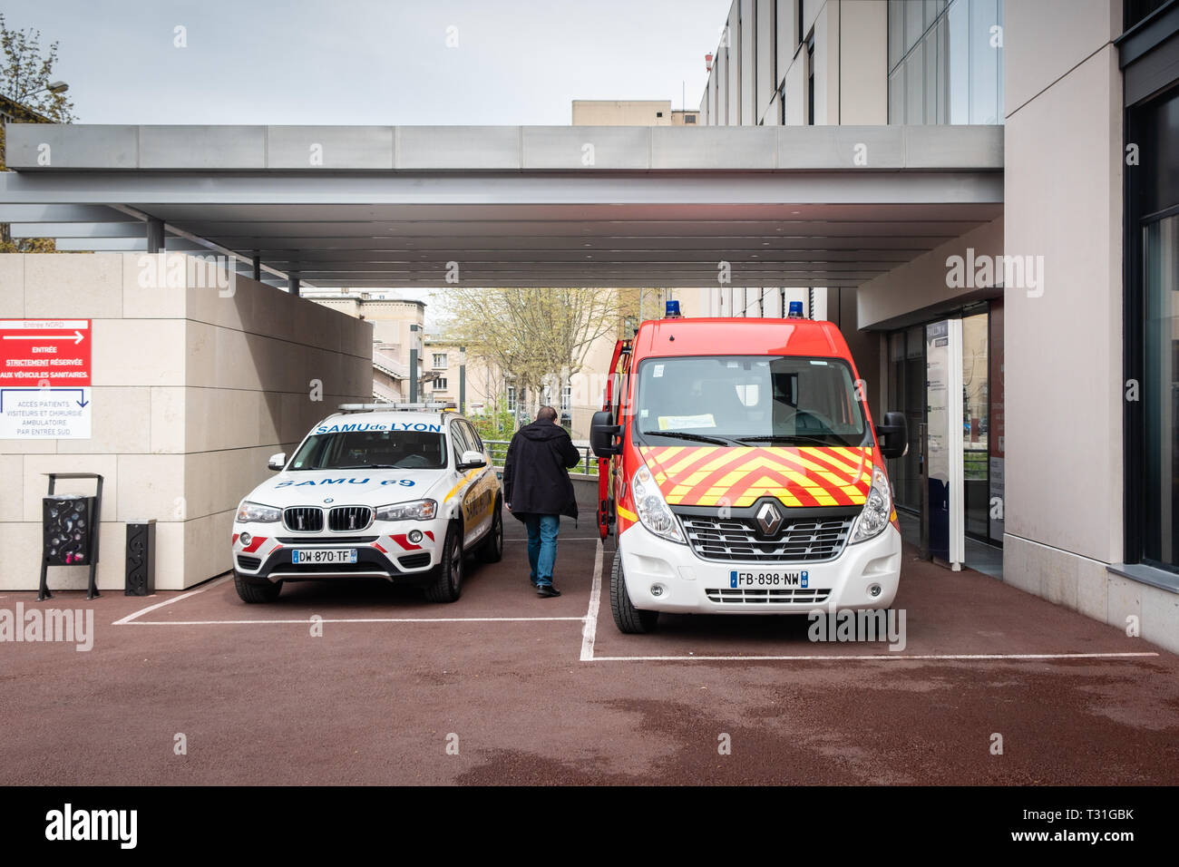 L'ingresso nord della Edouard Herriot hospital di Lione con i veicoli per uso medico Foto Stock