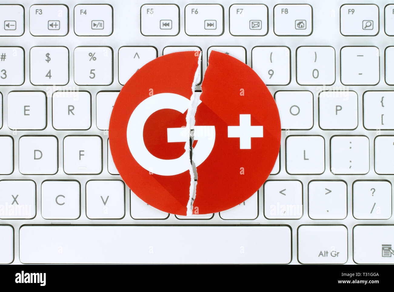 Kiev, Ucraina - 06 Febbraio 2019: Google plus icona stampata su carta, lacerato e mettere su bianco tastiera. Google si sta spegnendo Google+, ammette basso cons Foto Stock