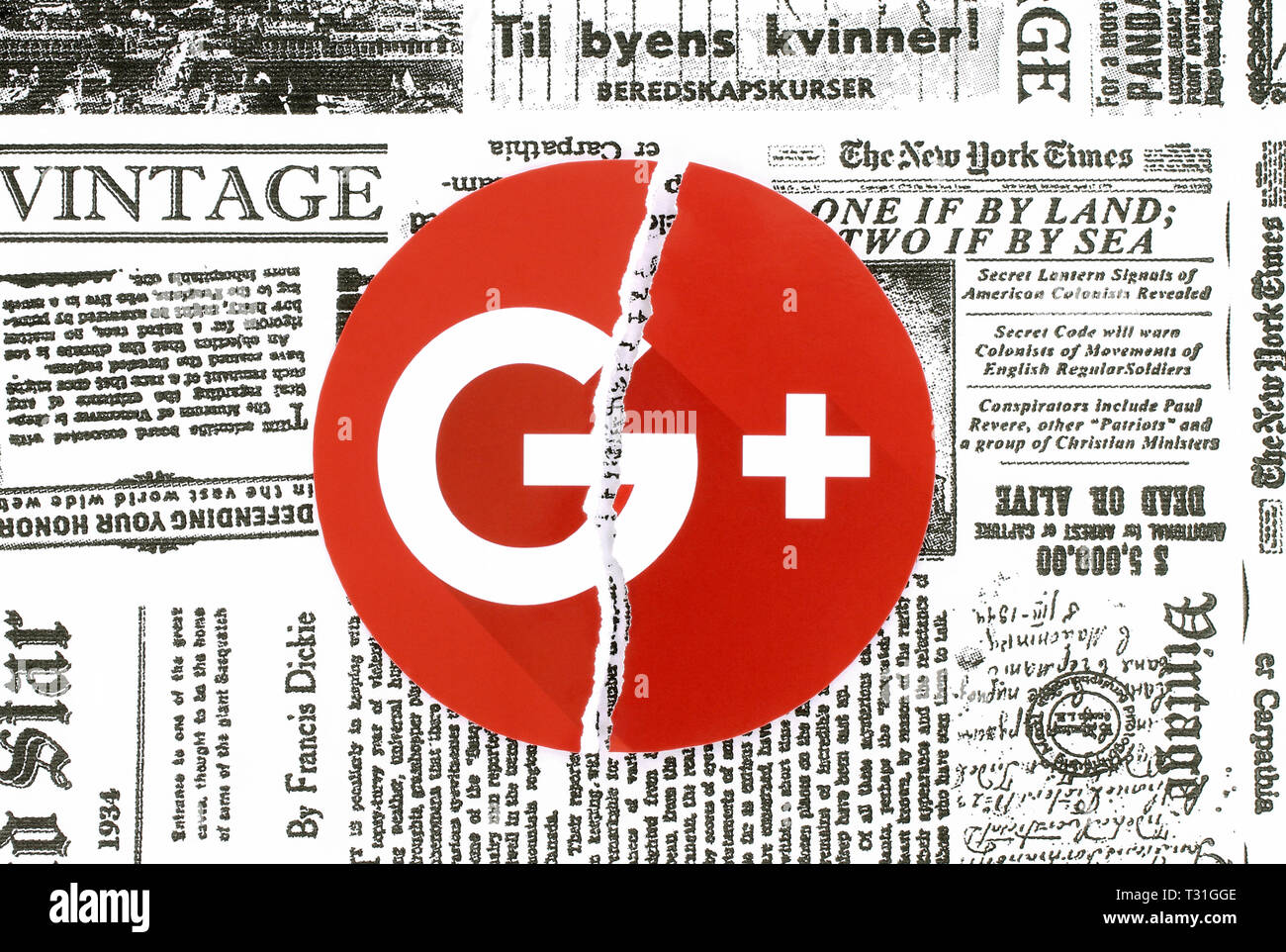 Kiev, Ucraina - 06 Febbraio 2019: Google plus icona stampata su carta, lacerato e mettere sul giornale retrò. Google si sta spegnendo Google+, ammette low cost Foto Stock