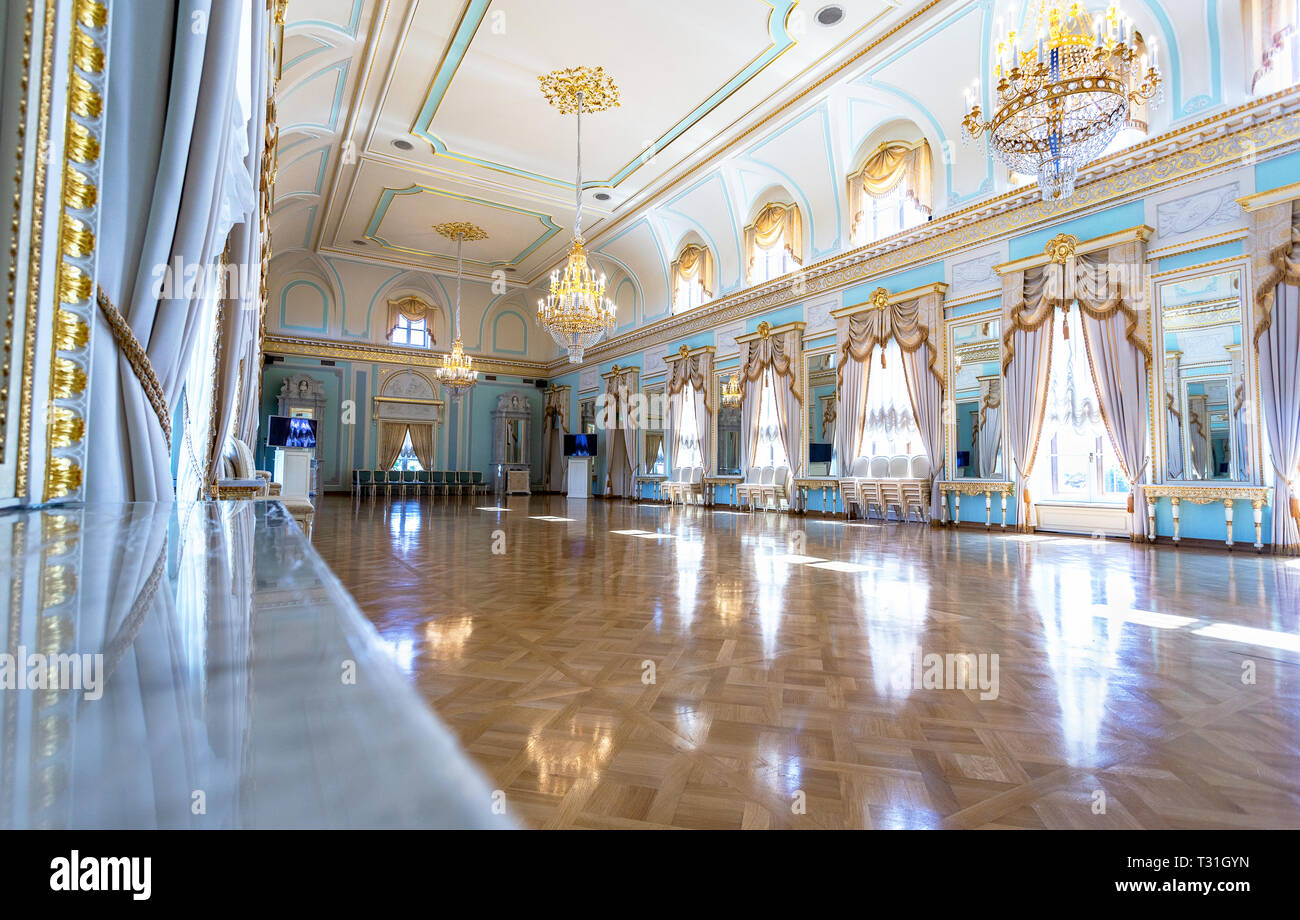 Saint Petersburg, Russia - Agosto 9, 2018: Konstantinovsky Palace (Palazzo federale di Congressi) in Strelna. Interno di una delle sale del Palazzo Foto Stock