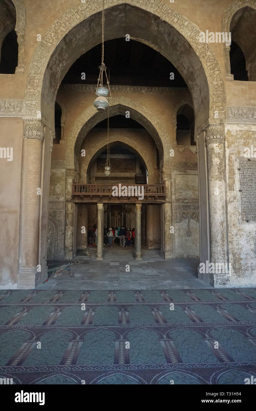 Il Cairo, Egitto: Archi della moschea di Ibn Tulun (879 D.C.) -- la più antica in Cairo sopravvivere nella sua forma originale e il più grande nella zona della terra. Foto Stock