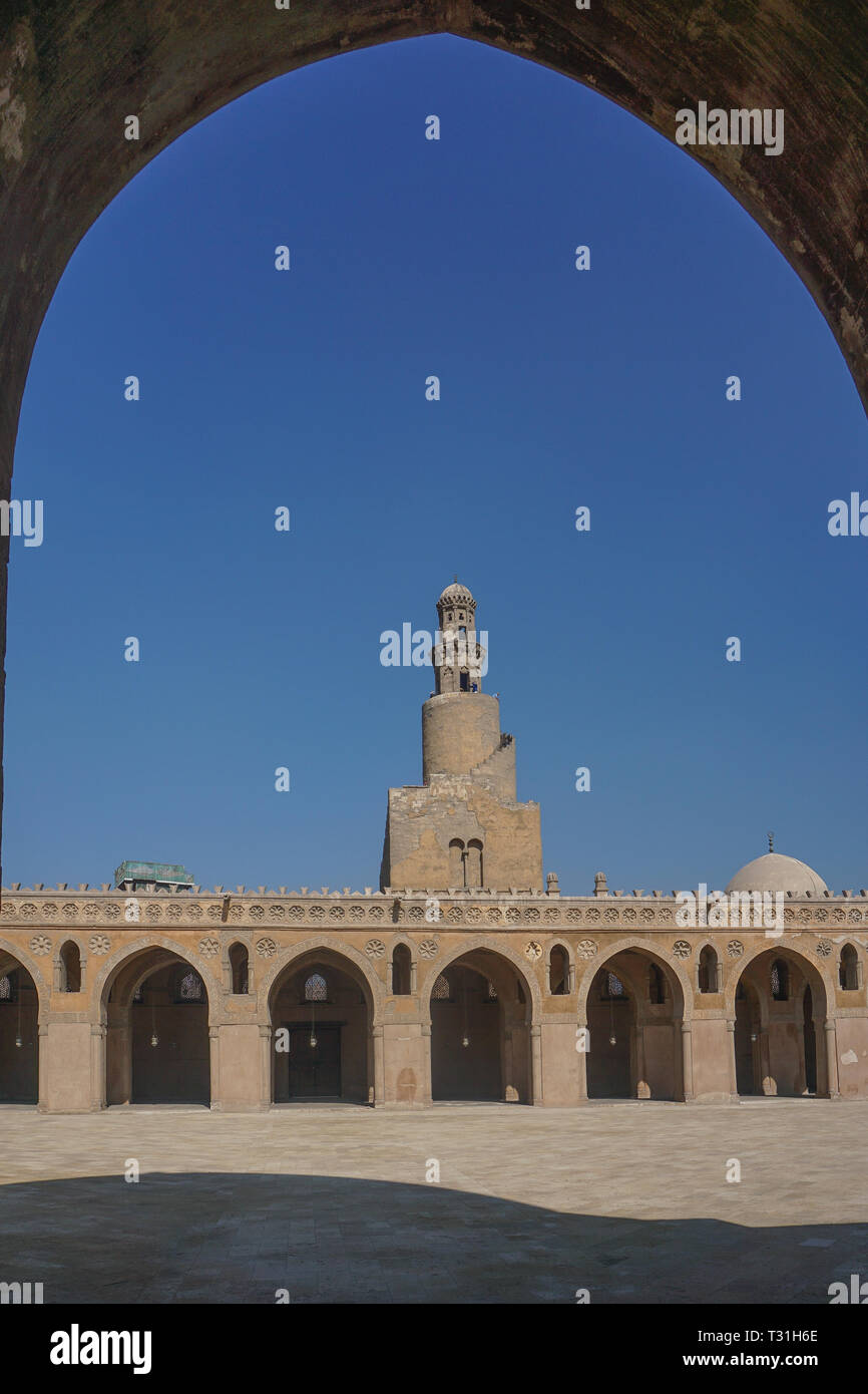 Il Cairo, Egitto: il minareto della moschea di Ibn Tulun (879 D.C.) -- la più antica in Cairo sopravvivere nella sua forma originale e il più grande nella zona della terra. Foto Stock