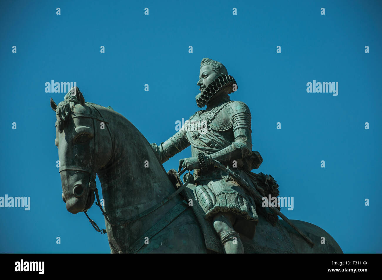 Imponente statua equestre in bronzo di re Filippo III di Plaza Mayor a Madrid. Capitale della Spagna con vibrante e intensa vita culturale. Foto Stock