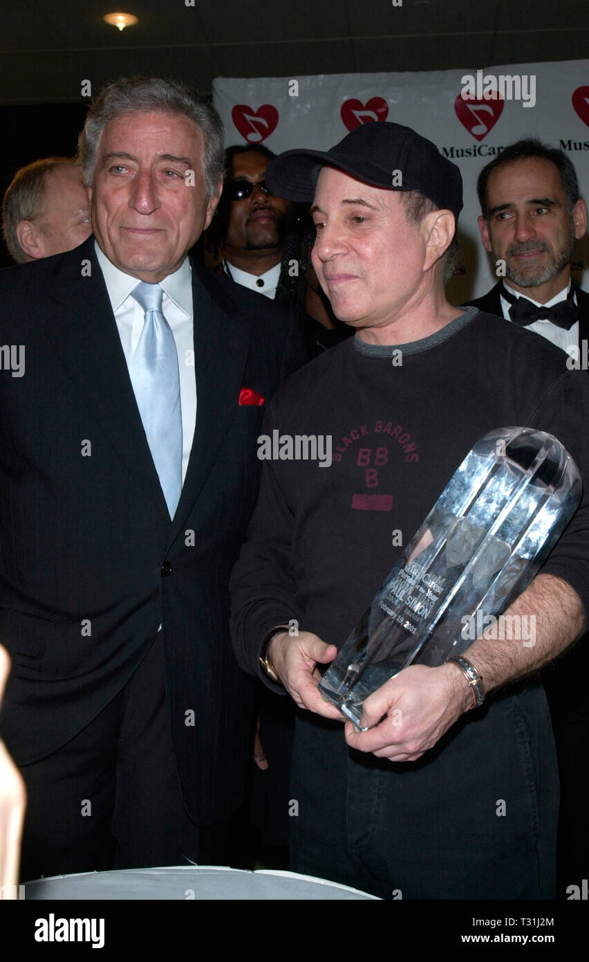 LOS ANGELES, CA. Febbraio 19, 2001: cantanti Tony Bennett (sinistra) & Paul Simon al 2001 MusiCares persona dell'anno omaggio cena a Los Angeles, in cui Simon è stato onorato. © Paul Smith/Featureflash Foto Stock