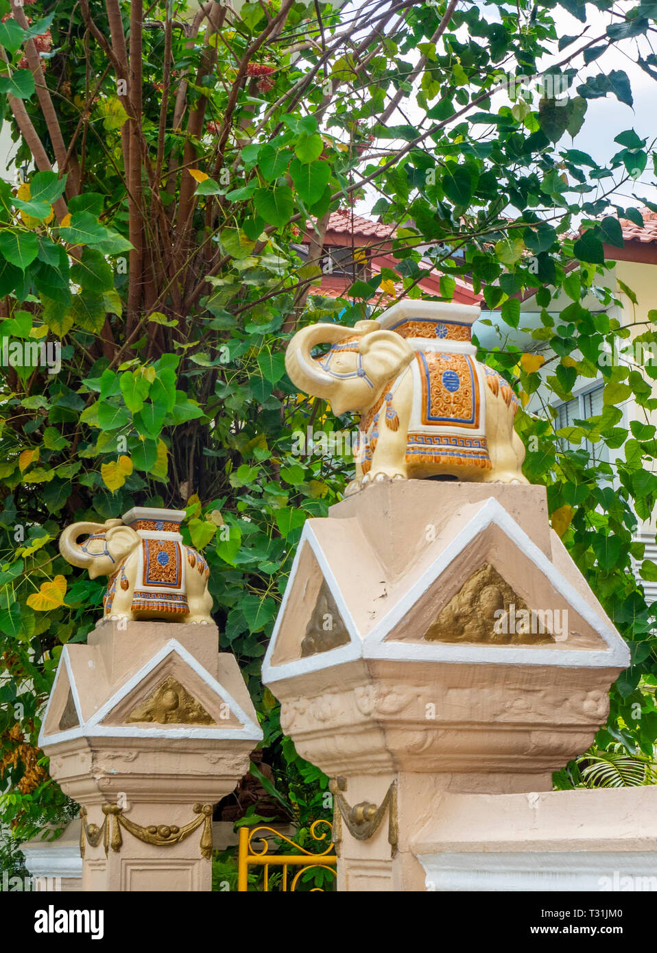 Decorativi in pietra elephant ornamenti sulla parete di fronte rraditional terrazza Peranakan case di Joo Chiat Singapore Foto Stock
