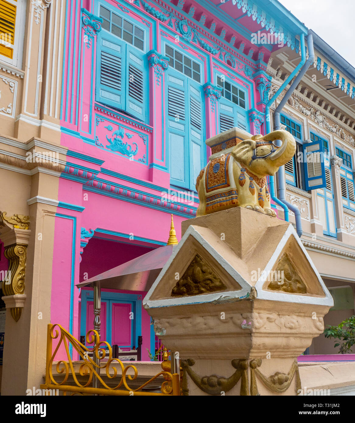 Decorativi in pietra elephant ornamenti sulla parete di fronte rraditional terrazza Peranakan case di Joo Chiat Singapore Foto Stock