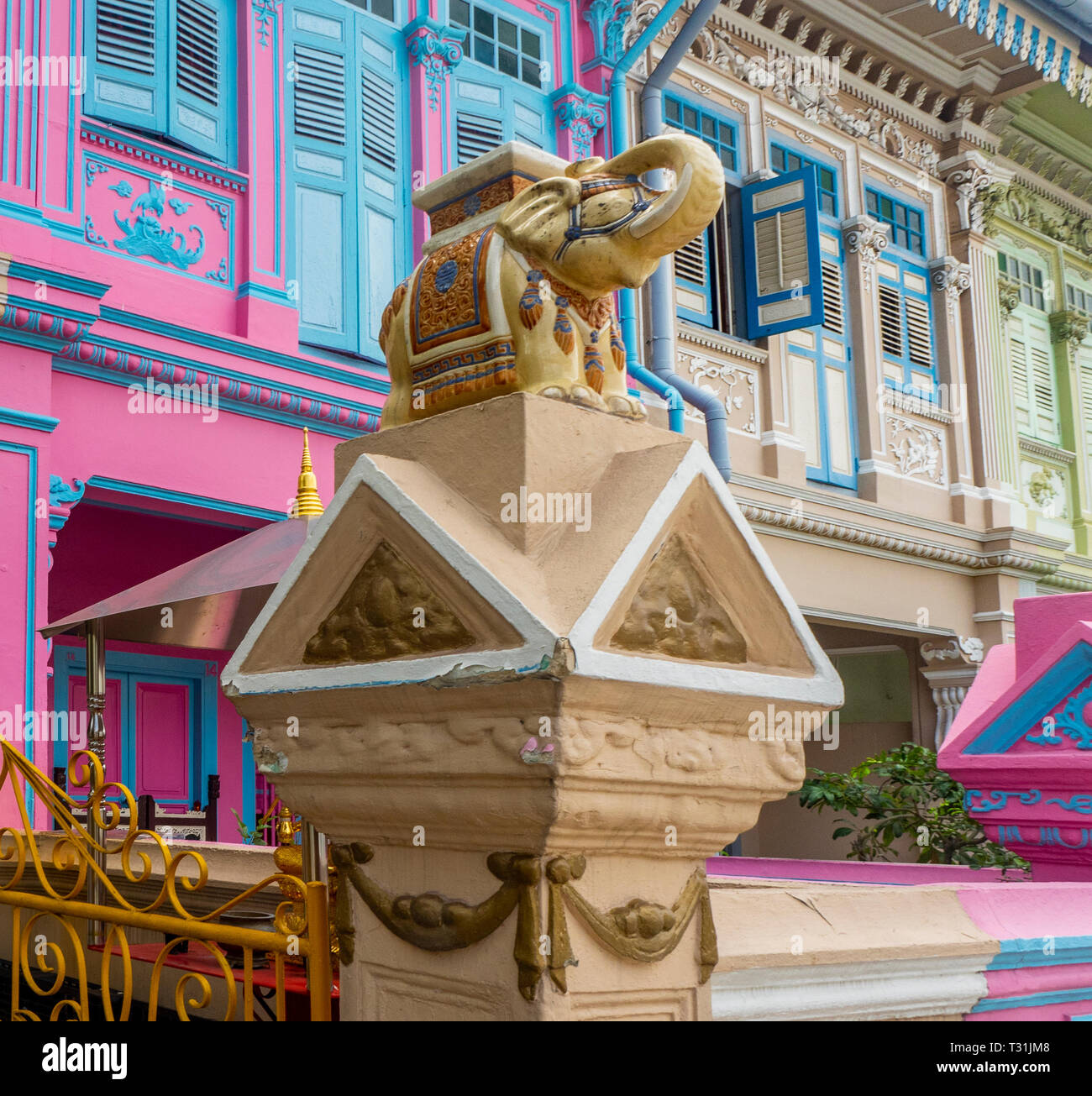 Decorativi in pietra elephant ornamenti sulla parete di fronte rraditional terrazza Peranakan case di Joo Chiat Singapore Foto Stock