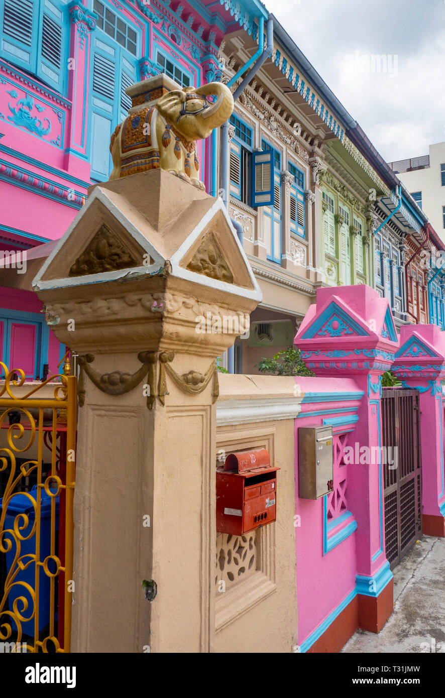 Decorativi in pietra elephant ornamenti sulla parete di fronte rraditional terrazza Peranakan case di Joo Chiat Singapore Foto Stock