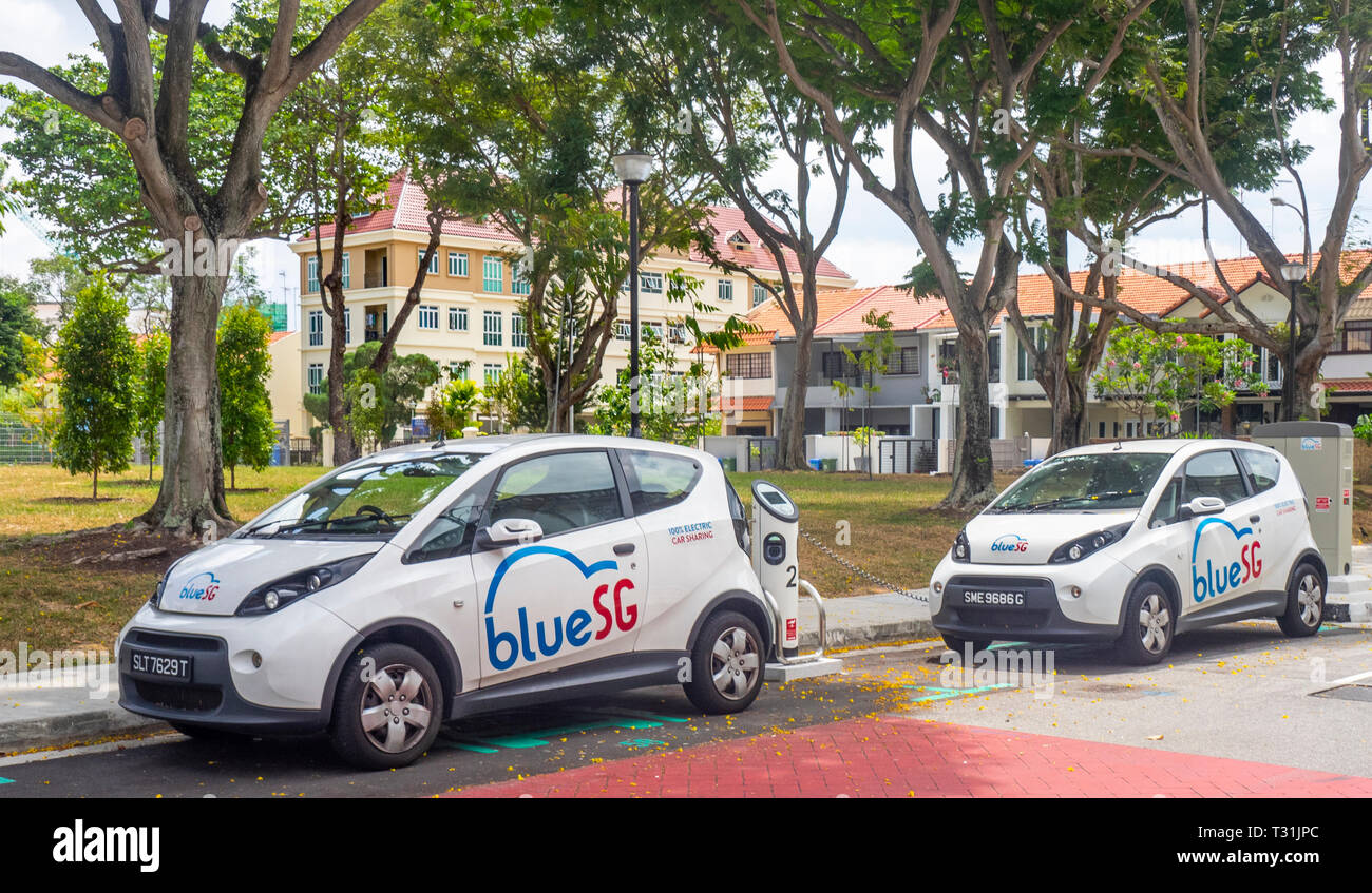 Blu SG Bolloré Bluecar, auto elettrica della carica in un veicolo elettrico recharching stazione di Singapore. Foto Stock