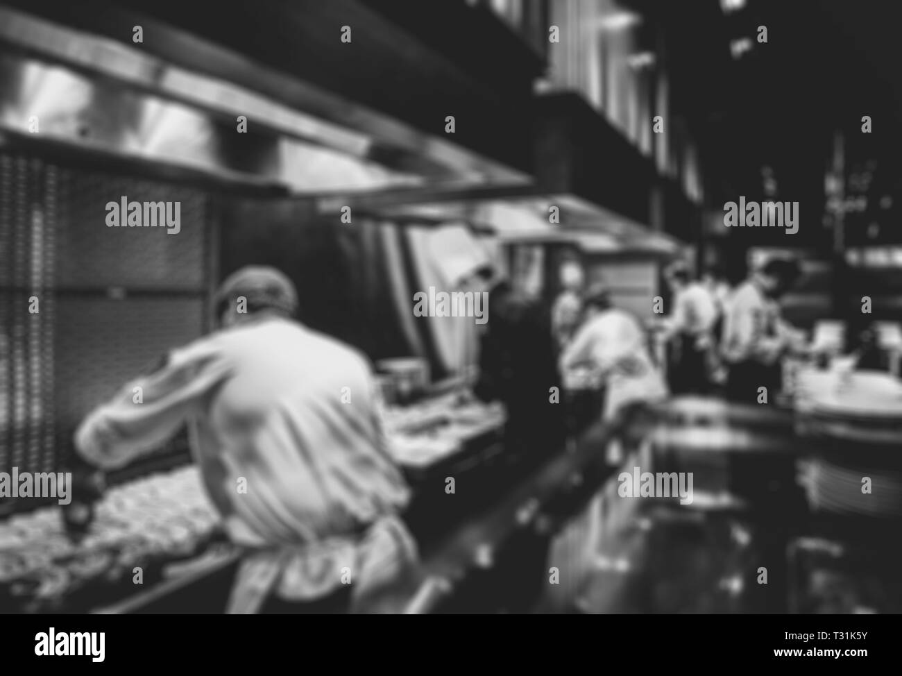 Il moto degli chef del ristorante cucina, chef motion a rendere i cibi in bianco e nero Foto Stock