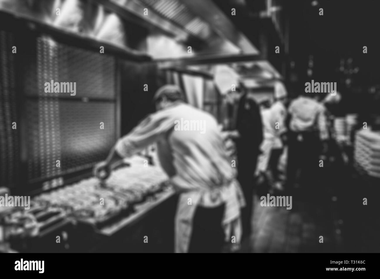 Il moto degli chef del ristorante cucina, chef motion a rendere i cibi in bianco e nero Foto Stock