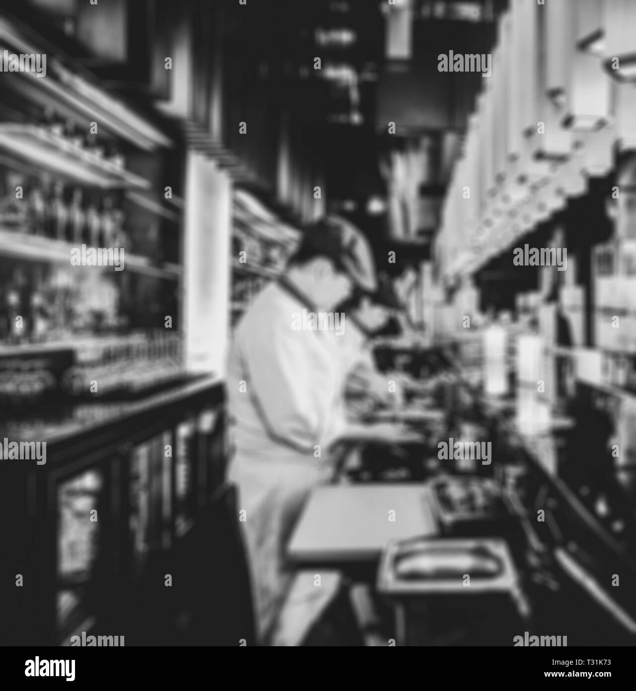 Il moto degli chef del ristorante cucina, chef motion a rendere i cibi in bianco e nero Foto Stock