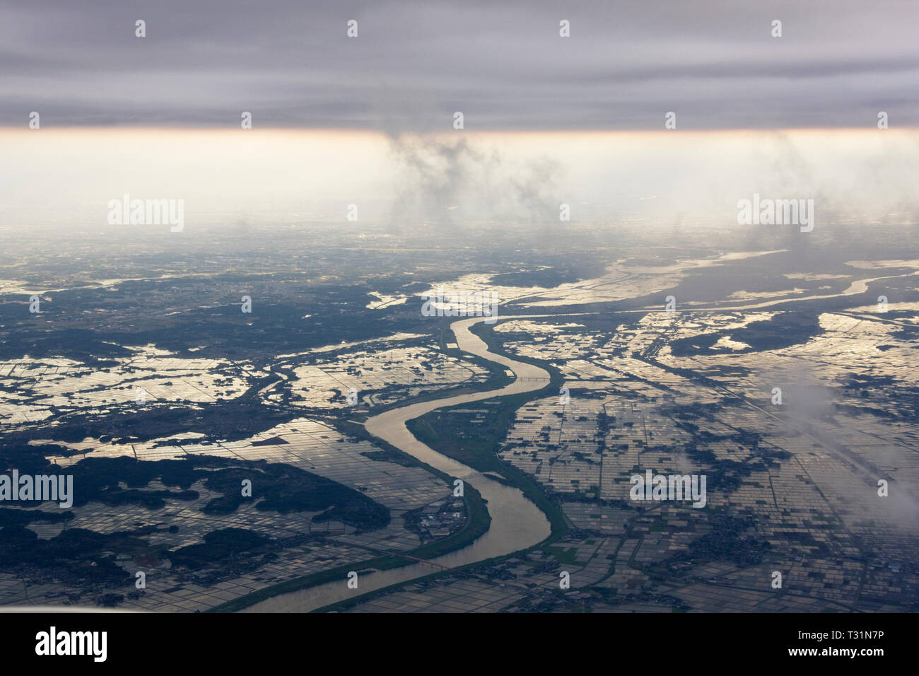 Fiume che scorre attraverso un paesaggio inondato Foto Stock