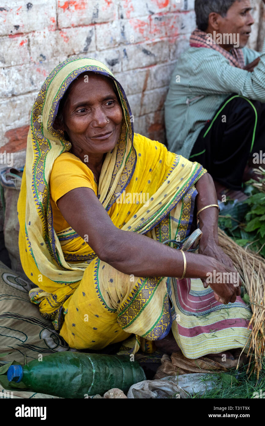 Donna sul marciapiede vendita di produrre in Kolkata, India Foto Stock