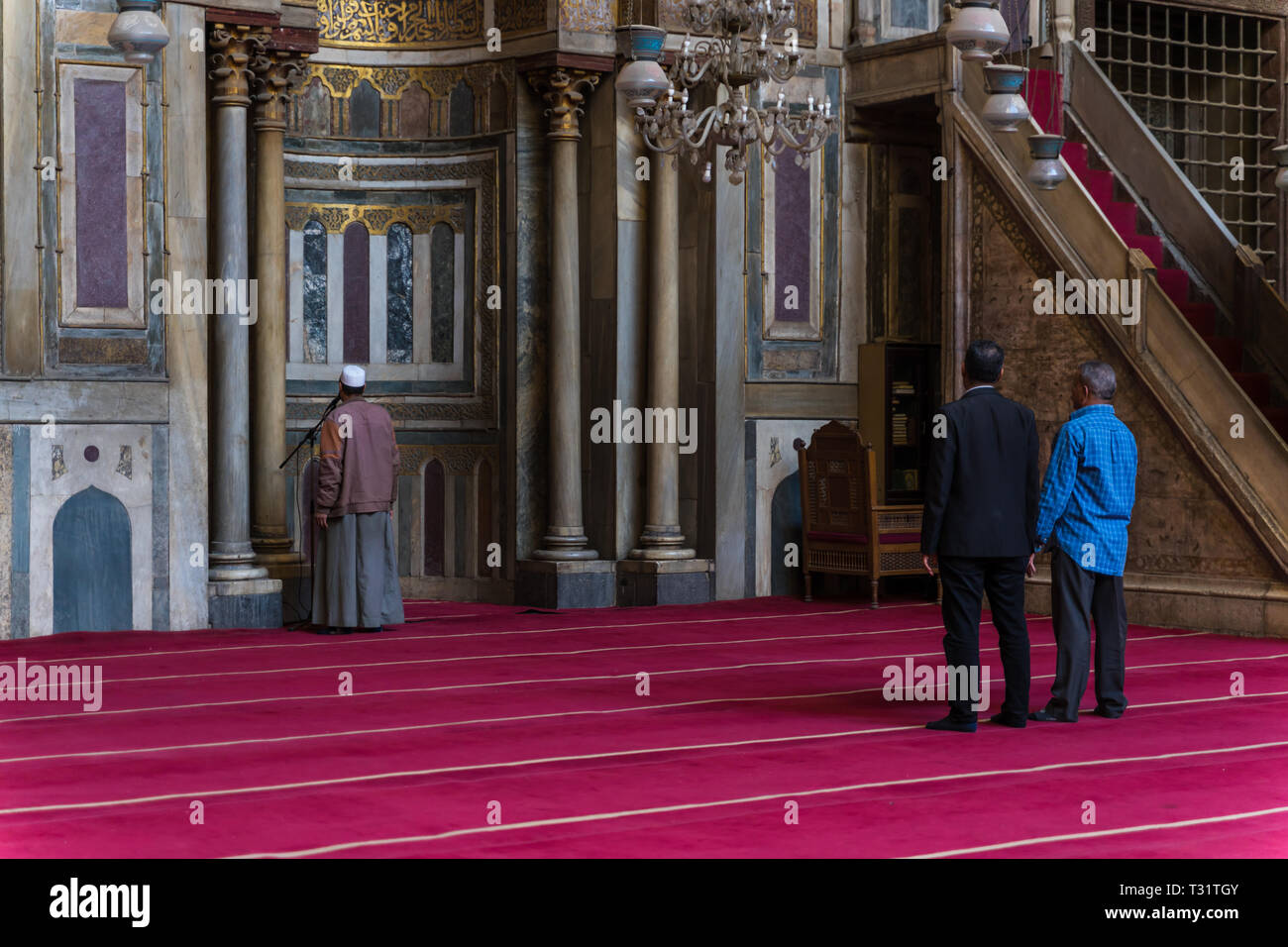 Alcuni musulmani si preparano a pregare in una moschea del Cairo Foto Stock