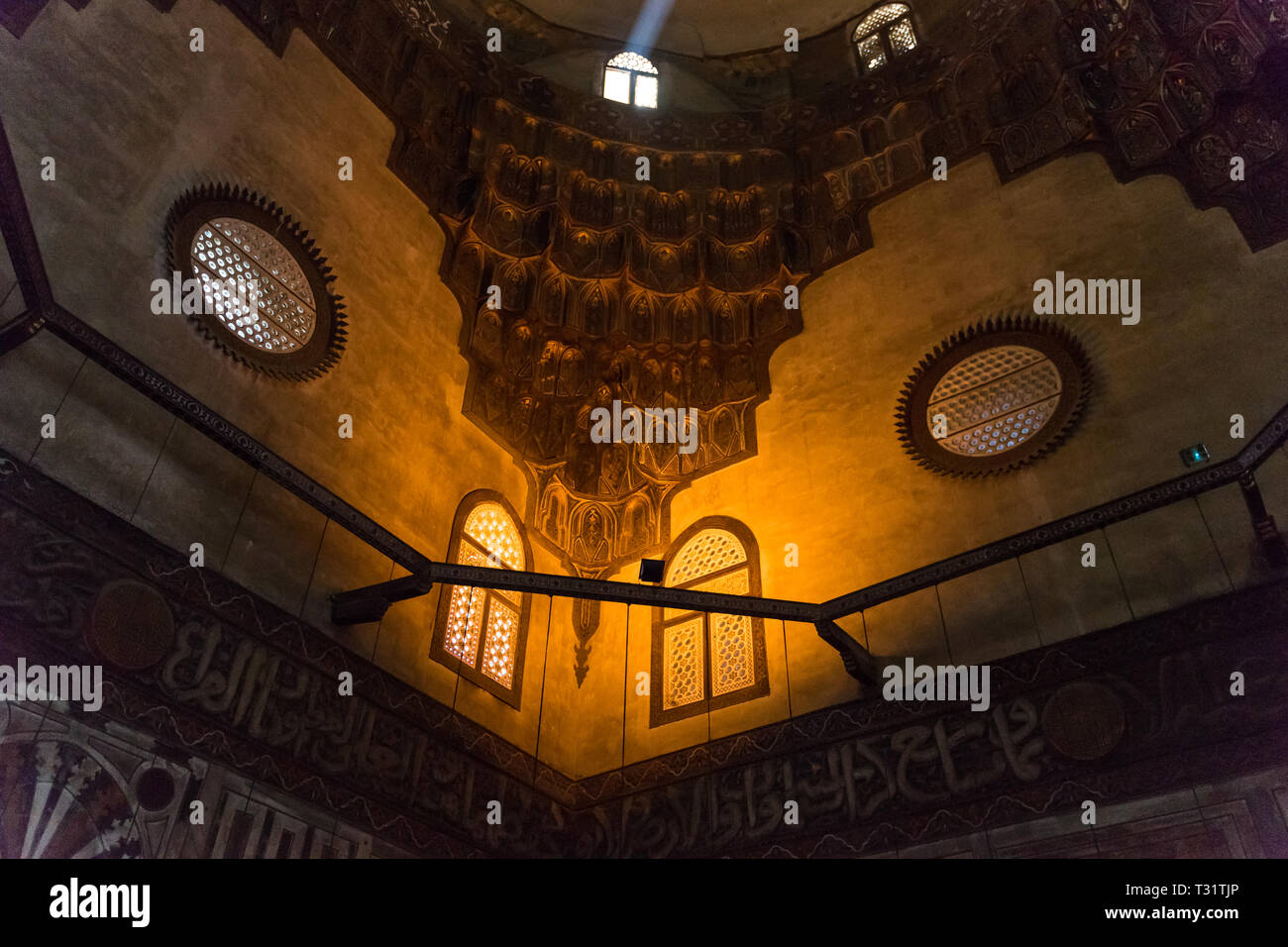 Il design degli interni di una famosa moschea del Cairo in Egitto Foto Stock