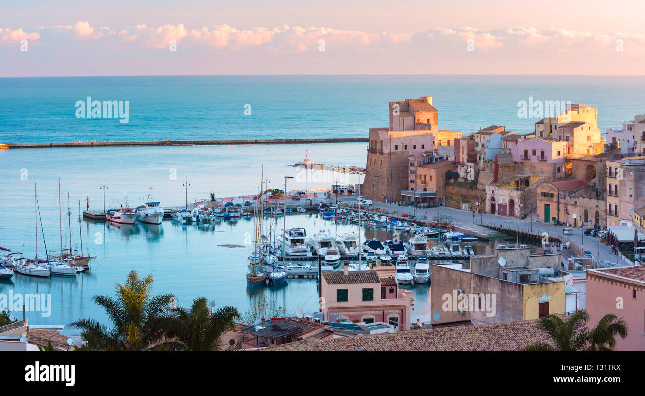 Castellammare Del Golfo Al Tramonto Sicilia Italia Foto Stock Alamy