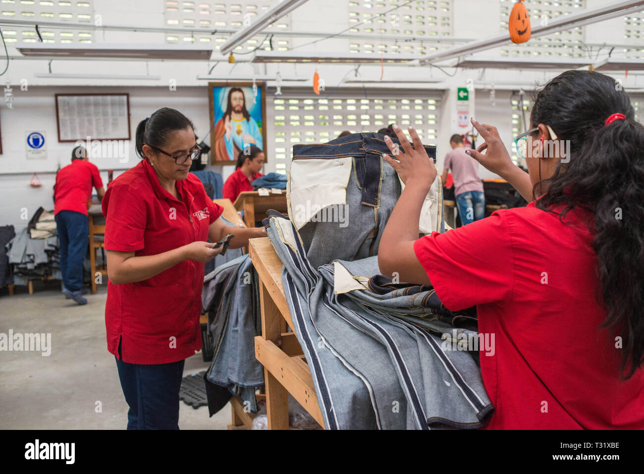 Donmatias, Antioquia, Colombia: Somos jeans è una fabbrica che produce per il proprio marchio, quadrato e per marche straniere come Diesel in Italia. Foto Stock