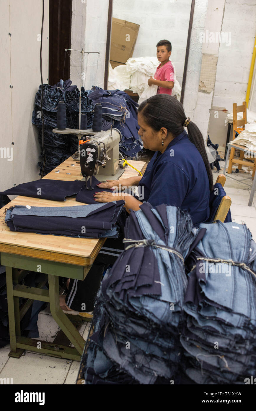 Donmatias, Antioquia, Colombia: familiarità jeans manufacturing in calle 46. Foto Stock