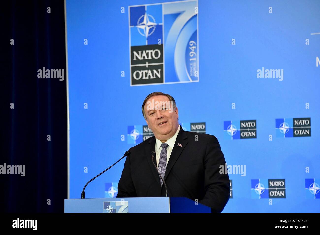 Stati Uniti Il segretario di Stato Mike Pompeo offre commento durante una conferenza stampa presso la Ministeriale NATO nel Dipartimento di Stato il 4 aprile, 2019 a Washington D.C. Foto Stock