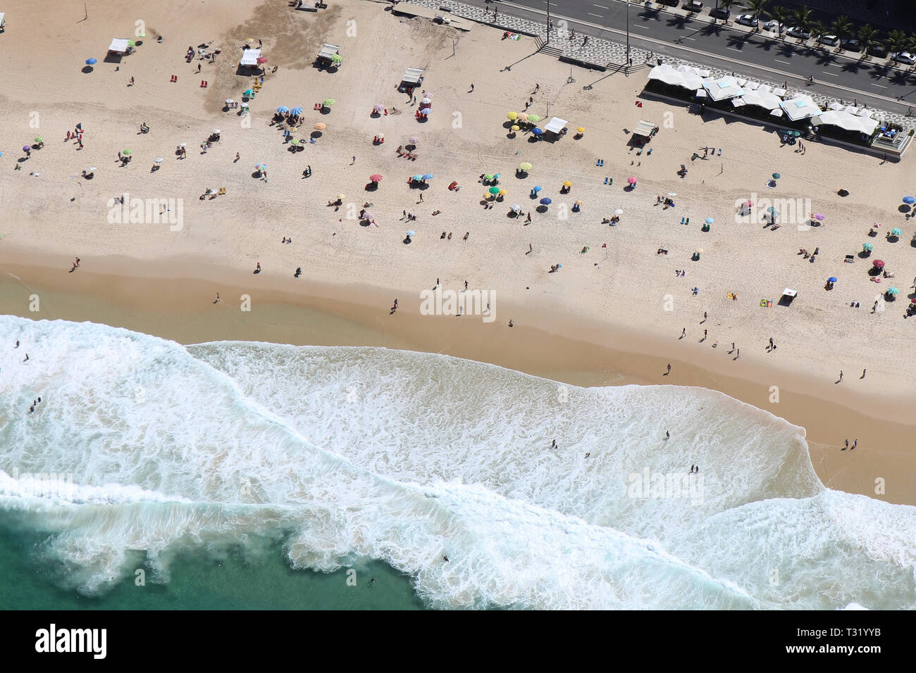 Volo panoramico sulla costa di Rio de Janeiro con viste incredibili Foto Stock