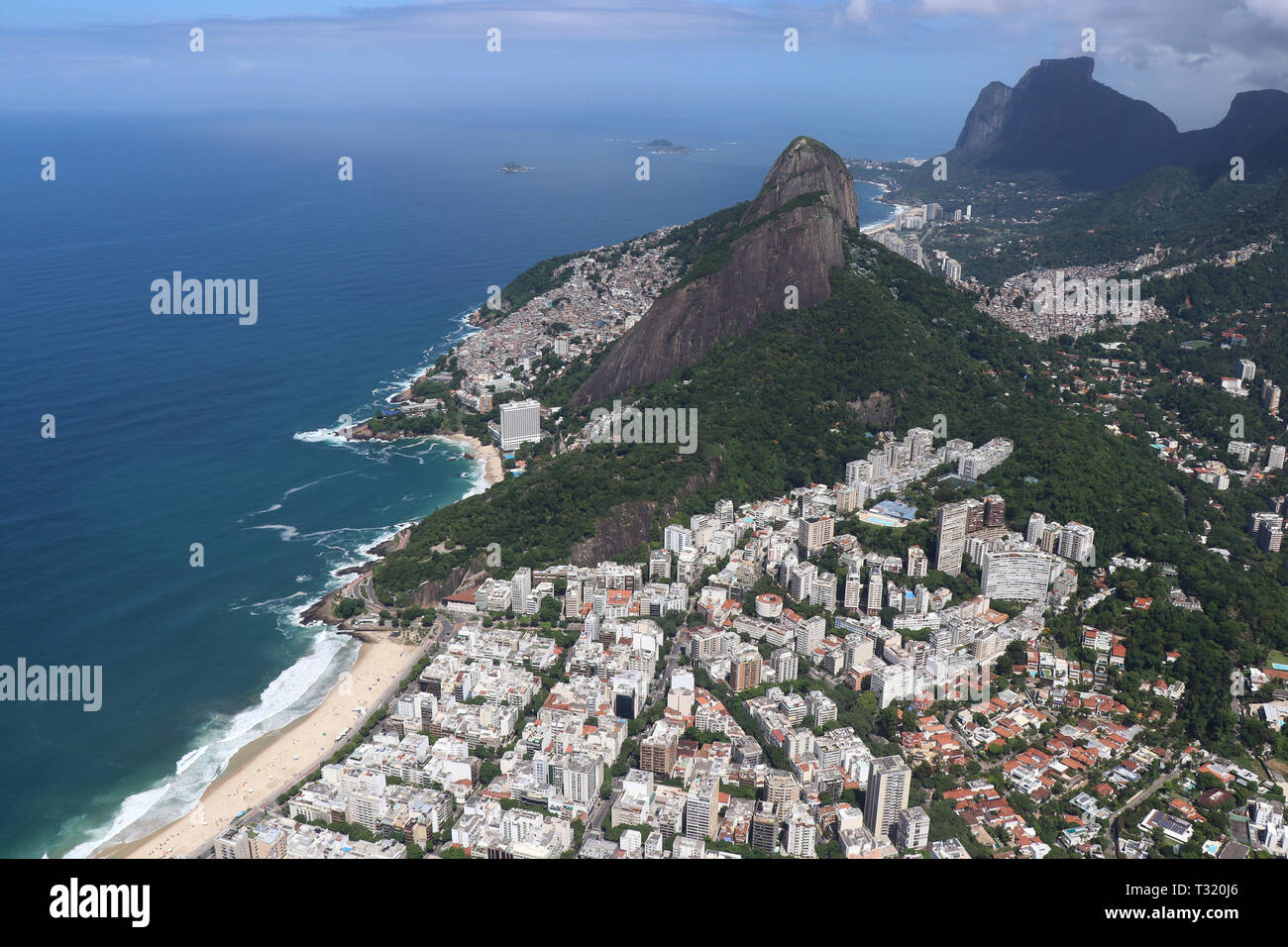 Volo panoramico sulla costa di Rio de Janeiro con viste incredibili Foto Stock