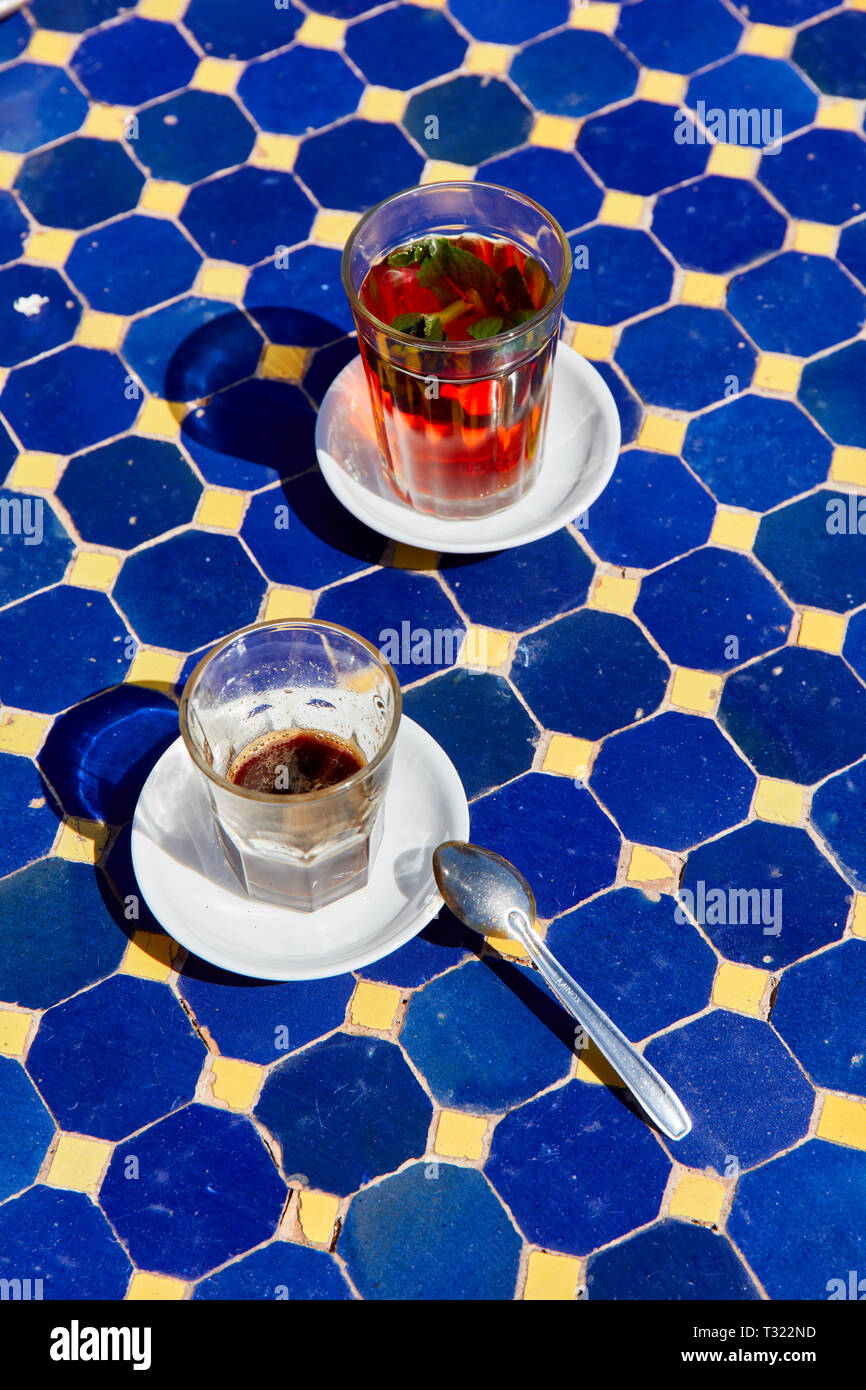 Un tipico marocchino tè alla menta in una piccola caffetteria all'aperto Foto Stock