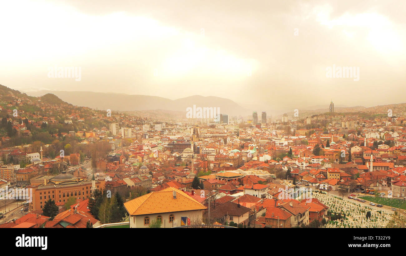 Vista sulla città di Sarajevo da Bijela Tabija Foto Stock