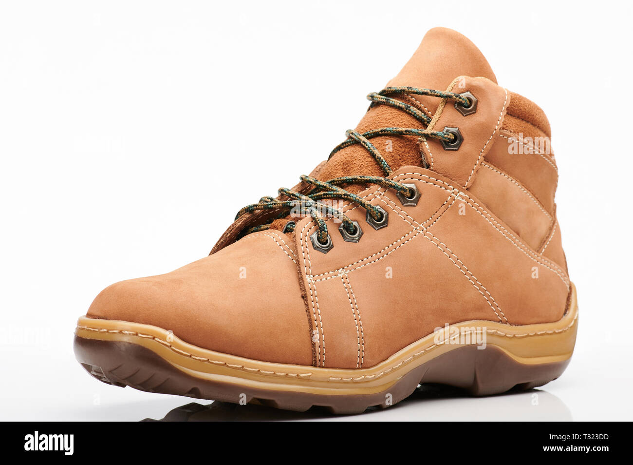 Brown sport Trekking calzatura vista angolo isolato su sfondo bianco Foto Stock