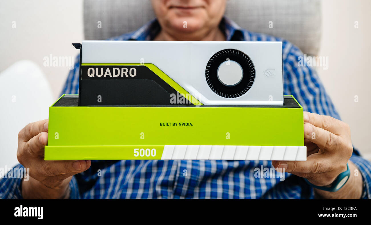 Parigi, Francia - Mar 28 2019: ampia immagine dell uomo senior che mostra la dimostrazione più recenti Nvidia Quadro RTX workstation 5000 GPU con macchina potente capacità di apprendimento costruito da NVIDIA Foto Stock