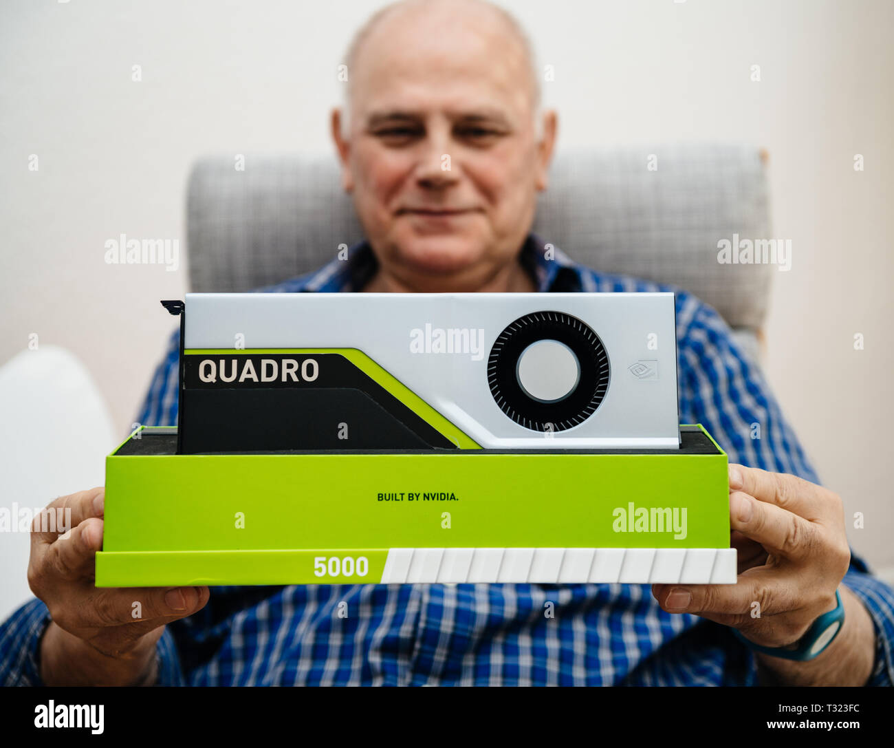 Parigi, Francia - Mar 28 2019: sorridente uomo senior che mostra la dimostrazione più recenti Nvidia Quadro RTX workstation 5000 GPU con texture mapping di unità, rendere le unità di uscita, streaming multiprocessori tensor anime Foto Stock