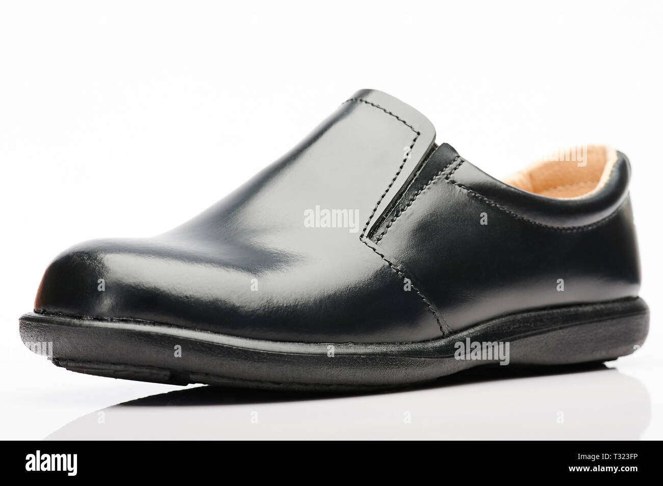 Nero scarpa con lacci non isolati su sfondo bianco Foto Stock