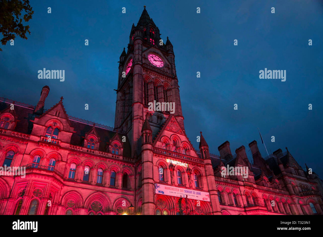 Manchester town hall è il momento di agire proiettata di illuminazione. Foto Stock