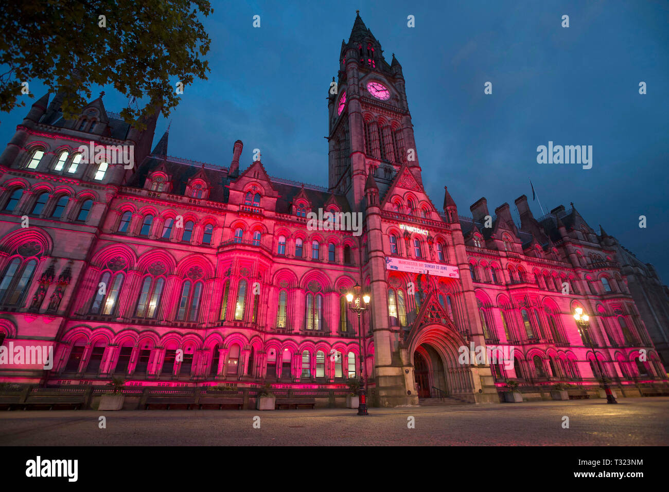 Manchester town hall è il momento di agire proiettata di illuminazione. Foto Stock