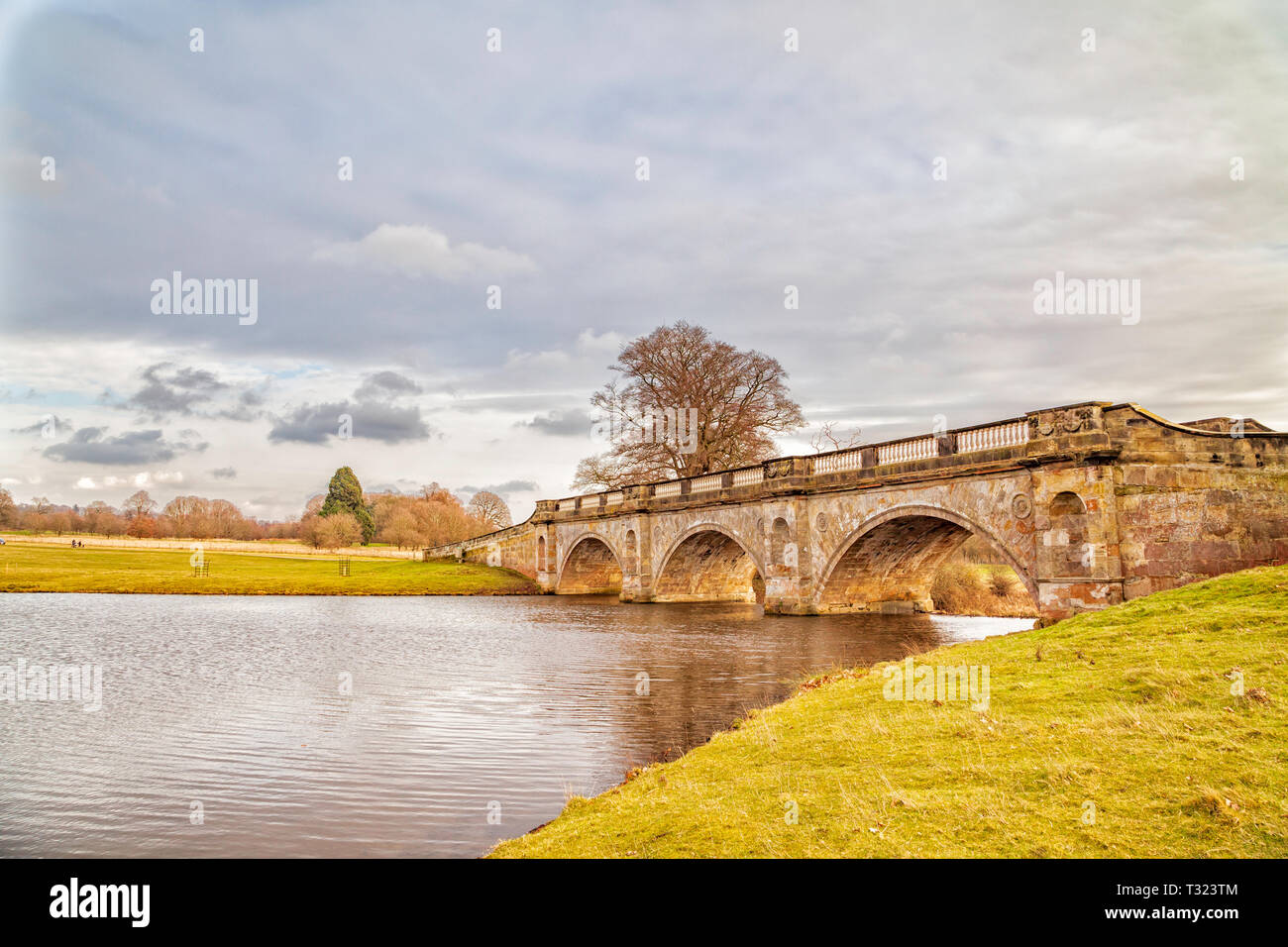 Vista del ponte a Kedlestone Hall, Kedlestone, Derbyshire, Inghilterra Foto Stock