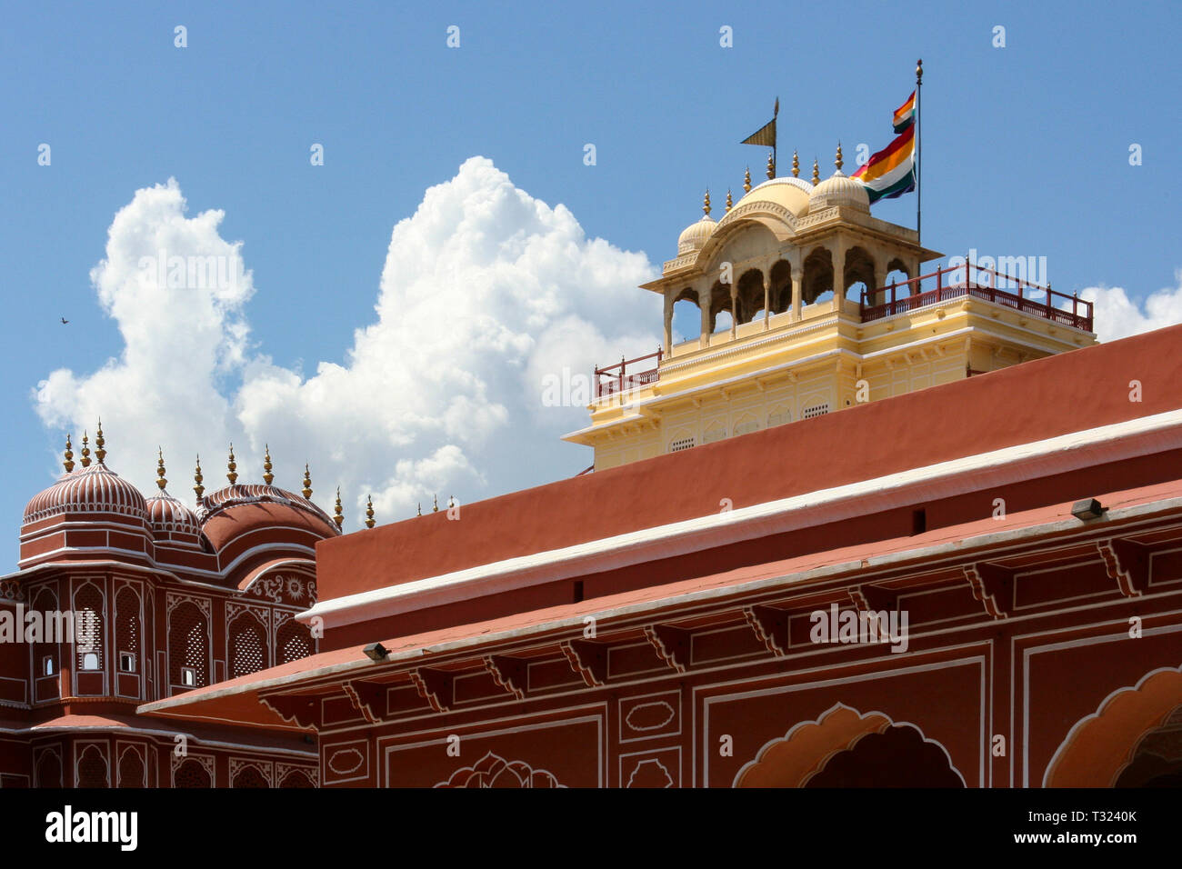 Jaipur, Rajasthan, India, 08/17/2006: la bandiera indiana vola sopra il palazzo della città di Jaipur Foto Stock