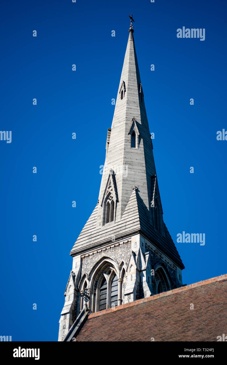 La guglia di Arthur Blomfield's St Alban la Chiesa a Copenaghen contiene 15 Tubular Bells come è stato ritenuto non abbastanza forte per sostenere le campane regolari. Foto Stock