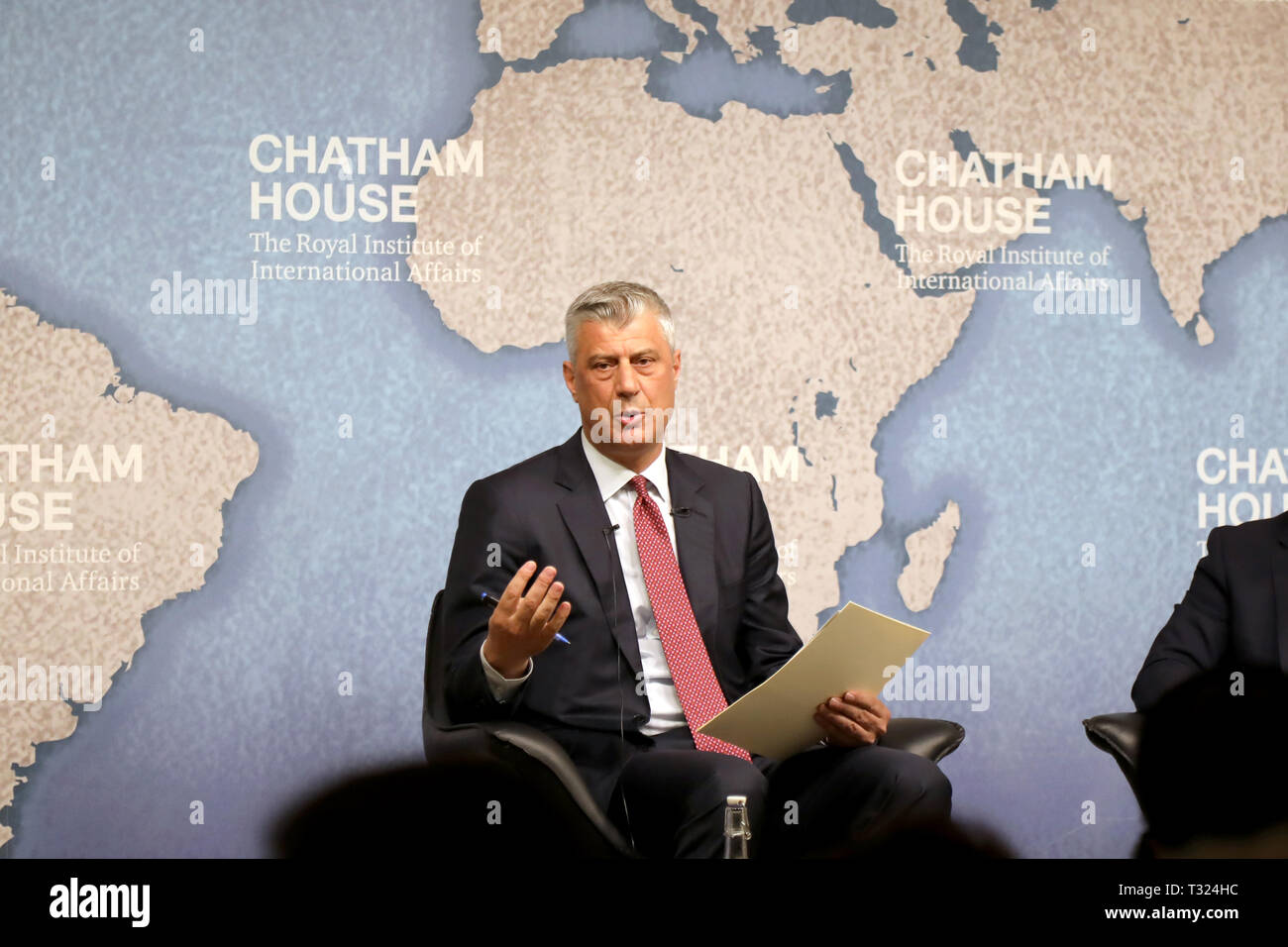 London / UK - Aprile 5, 2019: Presidente del Kosovo Hashim Thaçi dà un parlare sulle relazioni tra il suo paese e la Serbia, a Chatham House a Londra Foto Stock