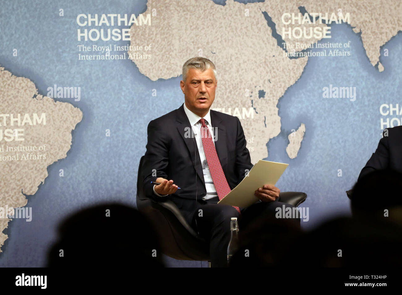 London / UK - Aprile 5, 2019: Presidente del Kosovo Hashim Thaçi dà un parlare sulle relazioni tra il suo paese e la Serbia, a Chatham House a Londra Foto Stock