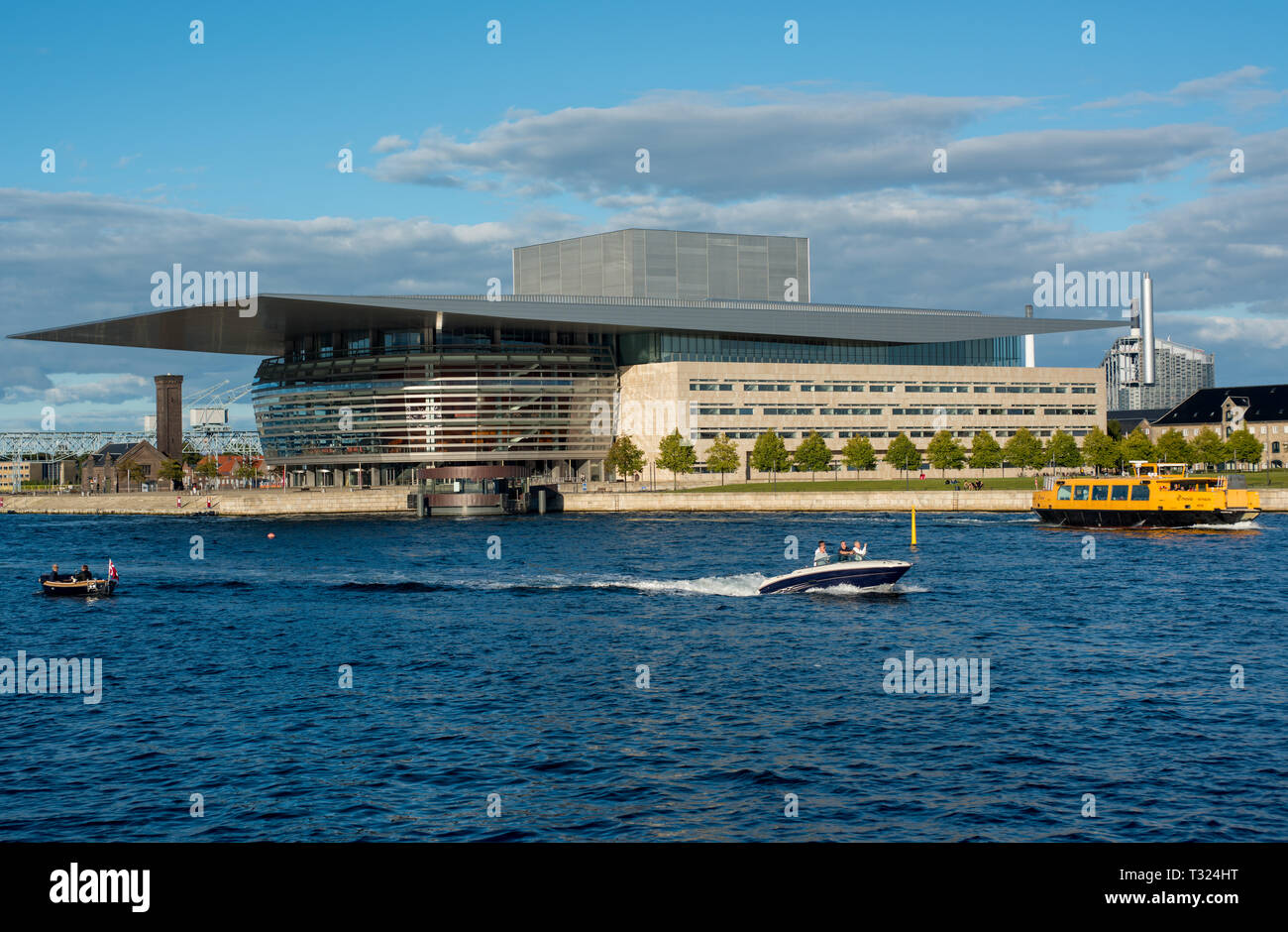 Henning Larsen il neo-Futurista danese Royal Opera House di Copenhagen si affaccia sul porto dalla Dokoen (Dock Island) Foto Stock Henning Larsen il neo-Futurista danese Royal Opera House di Copenhagen si affaccia sul porto dalla Dokoen (Dock Island) Foto Stock