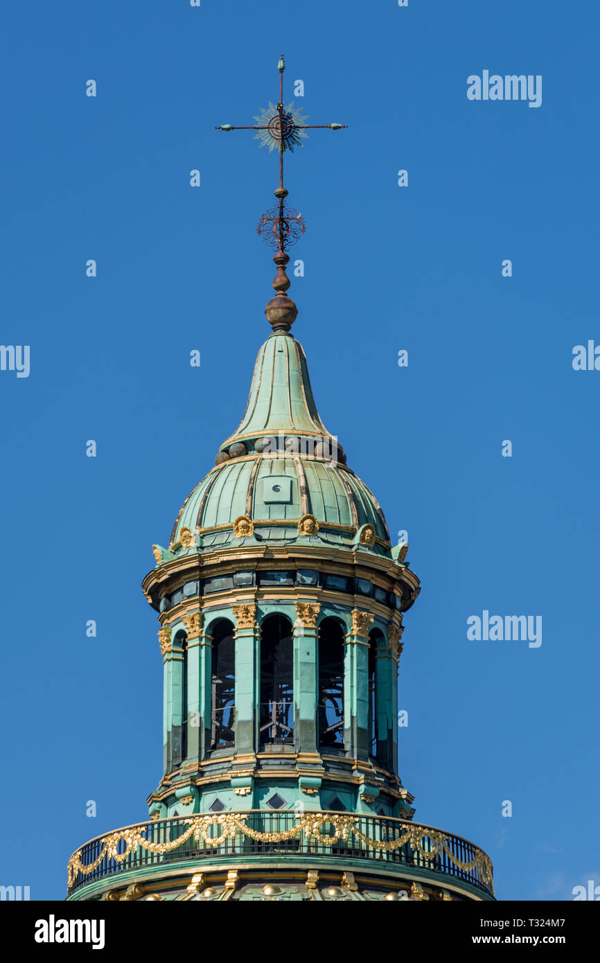 Dettaglio del allestita lanterna sulla sommità del rame-cupola rivestita di Frederik la Chiesa a Copenaghen contro il cielo blu. Foto Stock