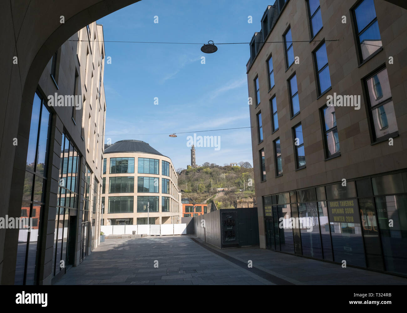 Una vista da Sibbald a piedi fuori la Edinburgh Canongate con il Monumento Nelson su Calton Hill in distanza. Foto Stock
