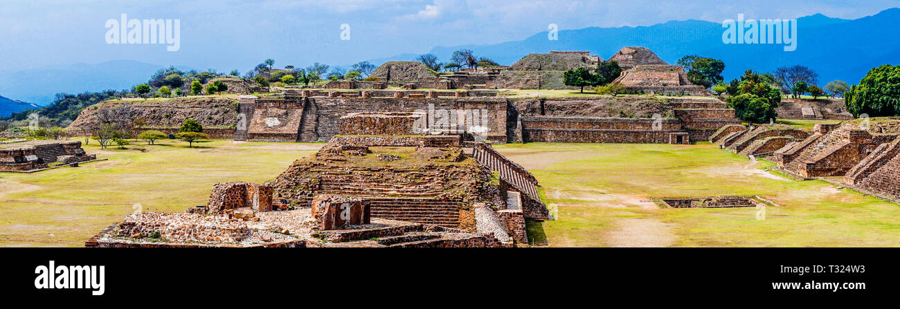 Vista sul panorama del sito sacro Monte Alban in Messico Foto Stock