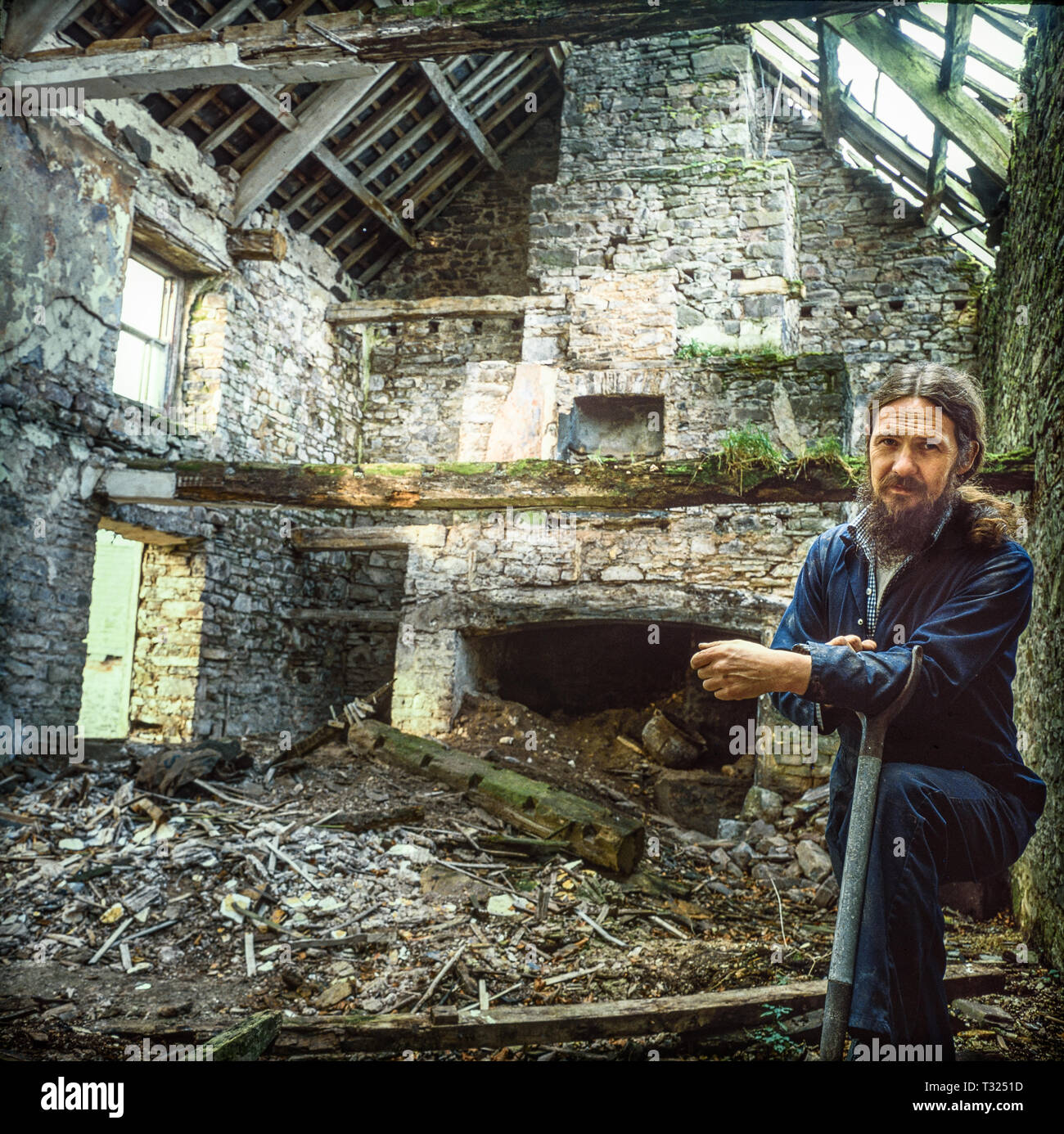 Periodo agriturismo rovina nel processo di restauro da parte del proprietario in Brecon Beacons, Galles nel 1988. Girato in medio formato pellicola Foto Stock