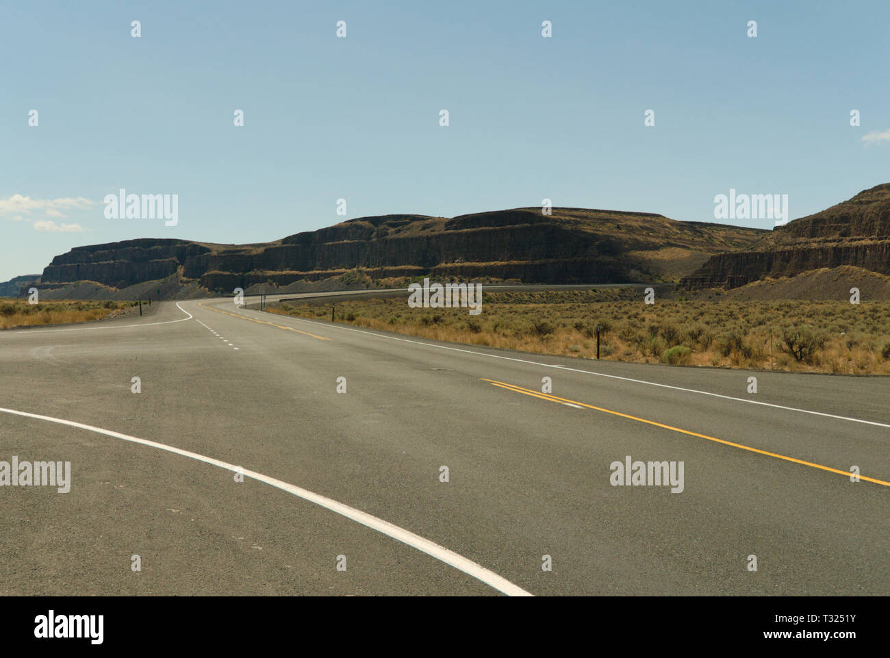 Un'autostrada solitaria nel sud di Okanagan nella Columbia Britannica, Canada Foto Stock