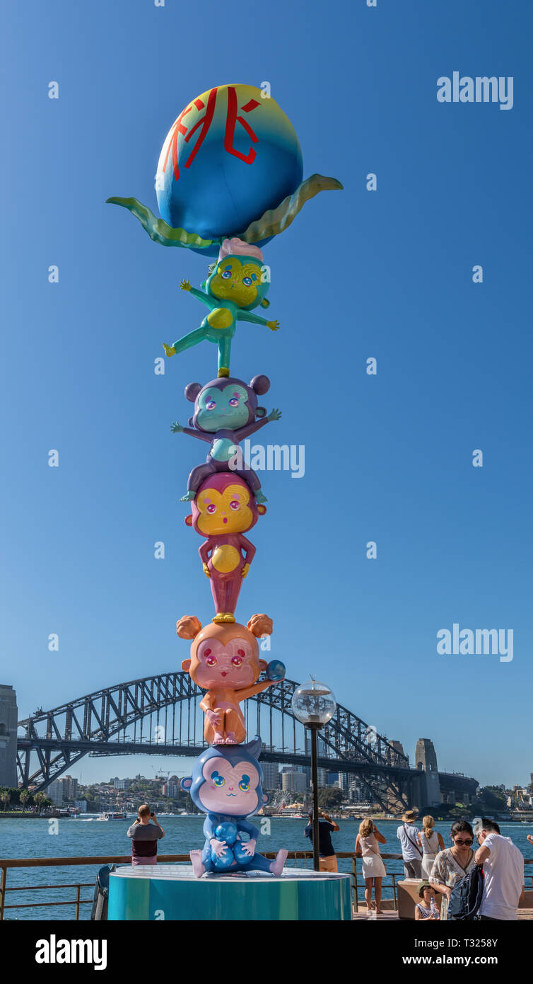 Sydney, Australia - 11 Febbraio 2019: Anno Nuovo Cinese statua di cinque bambini-come figure, uno sulla sommità dell'altro, sulla passeggiata orientale della circolare B Foto Stock
