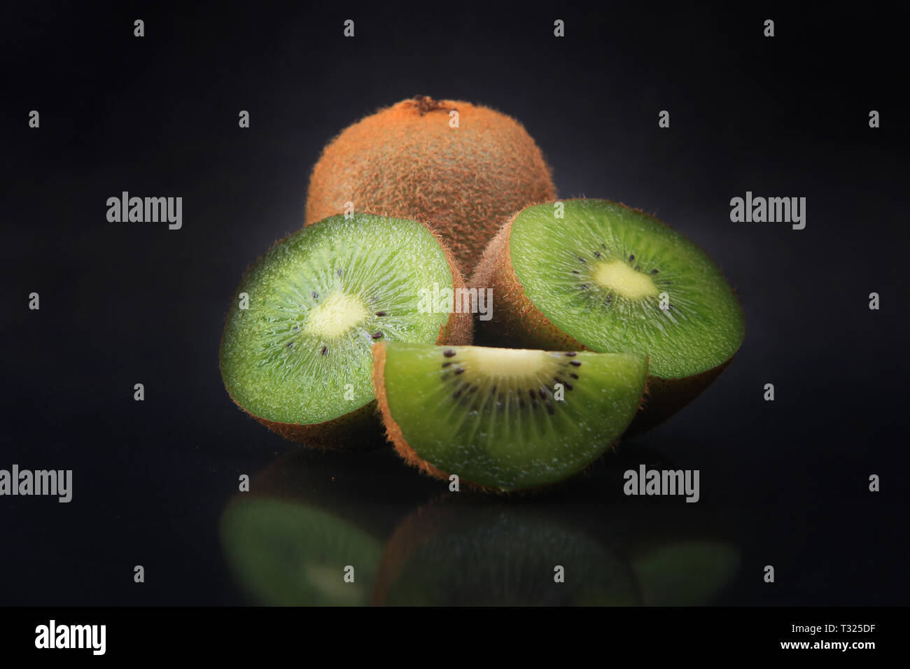 Kiwi con uno sfondo bianco Foto Stock